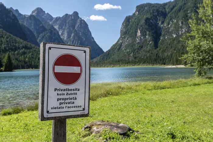 Framed Print : Private access to the lake with a panoramic view of the Alps