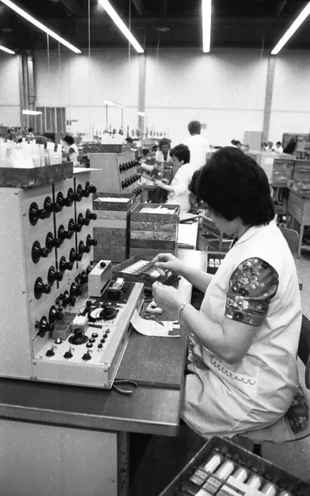 Framed Print : The production of electronic devices by female workers at the Siemens company on 23