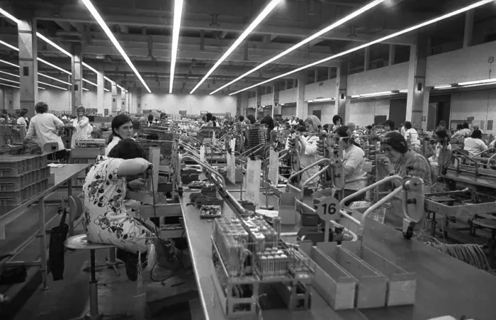 Framed Print : The production of electronic devices by female workers at the Siemens company on 23