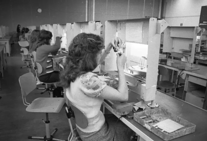 Framed Print : The production of electronic devices by female workers at the Siemens company on 23