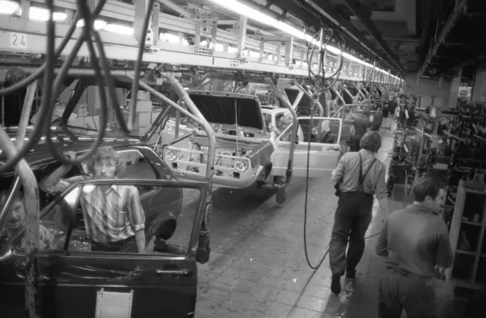Framed Print : Production of the Golf at the VW plant on 10 Framed Print : Production of the Golf at the VW plant on 10