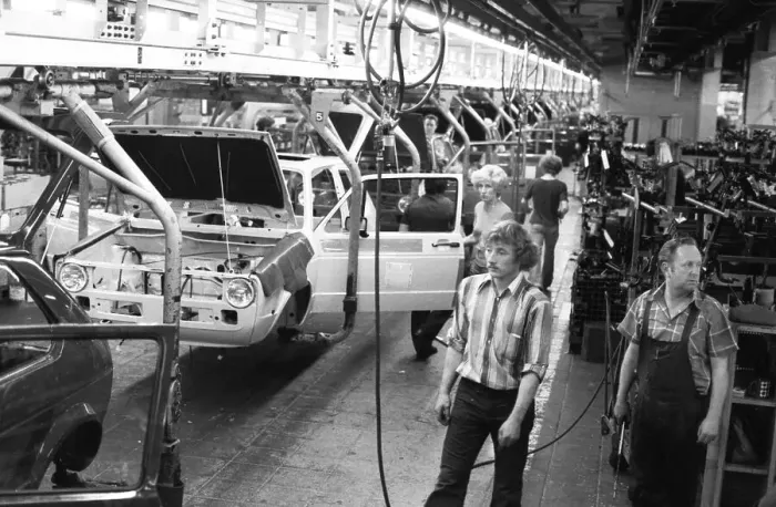 Framed Print : Production of the Golf at the VW plant on 10 Framed Print : Production of the Golf at the VW plant on 10