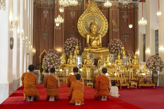 Framed Print : Puja at Wat Chana Songkhram, Bangkok