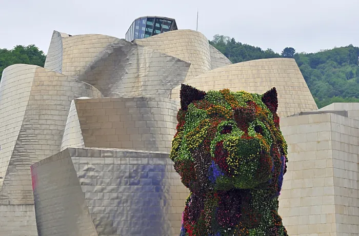 Framed Print : Puppy, sculpture by Jeff Koons in front of Guggenheim Museum