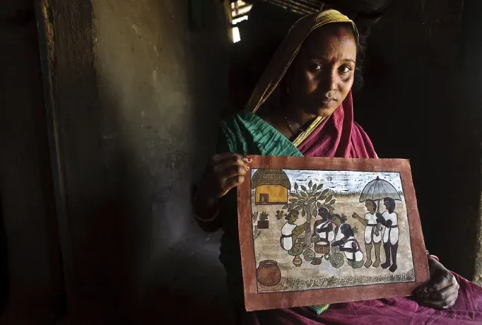 Framed Print : Pyatkar painter holding one of her paintings (Jharkhand) Framed Print : Pyatkar painter holding one of her paintings (Jharkhand)