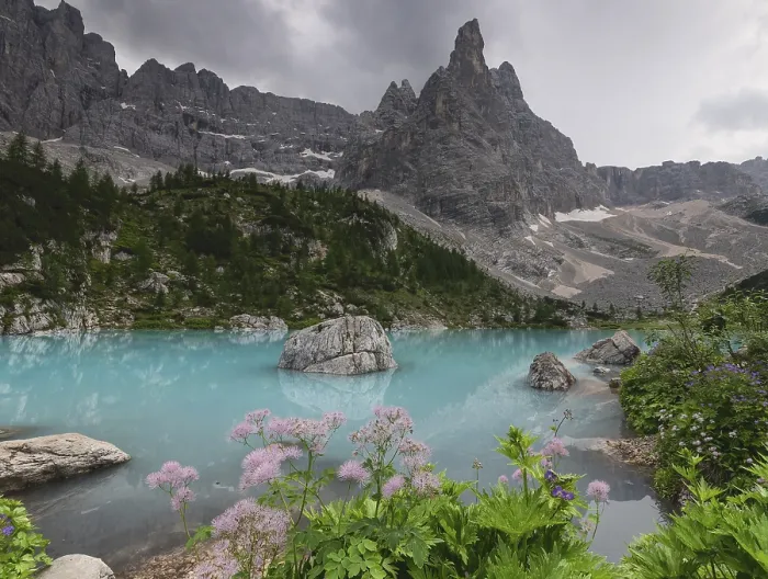 Framed Print : A quiet mountain landscape with a turquoise lake (Lago di Sorapis)