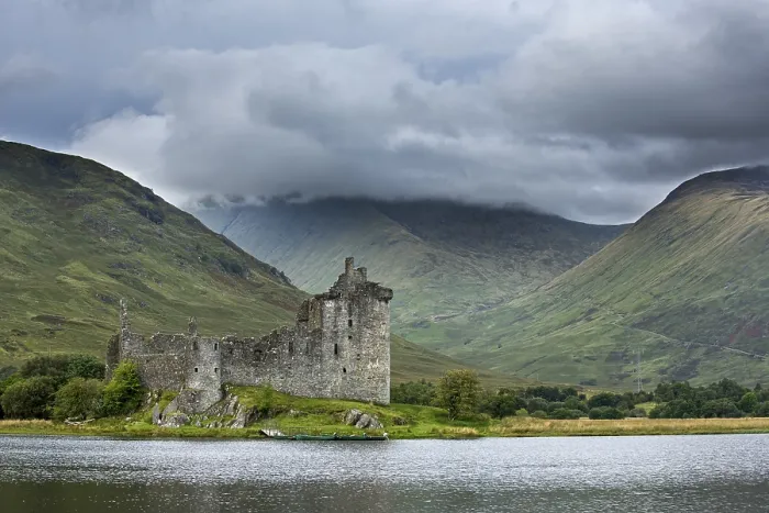 Framed Print : Rain clouds over Kilchurn Castle ruins on Loch Awe
