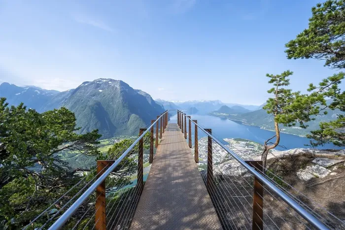 Framed Print : Rampestreken viewing platform, Romsdalseggen hike