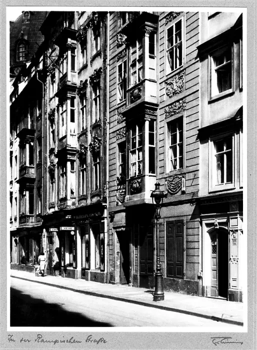 Framed Print : Rampische Strasse in the historic city centre, Dresden before the destruction, photo cycle STADT AM STROM, DRITTE FOLGE, by Friedrich Luening (1901-1952), title of the photographer: In der Rampischen Strasse, Saxony, Germany, Europe