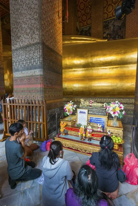 Framed Print : The reclining Buddha with praying believers in Wat Pho temple