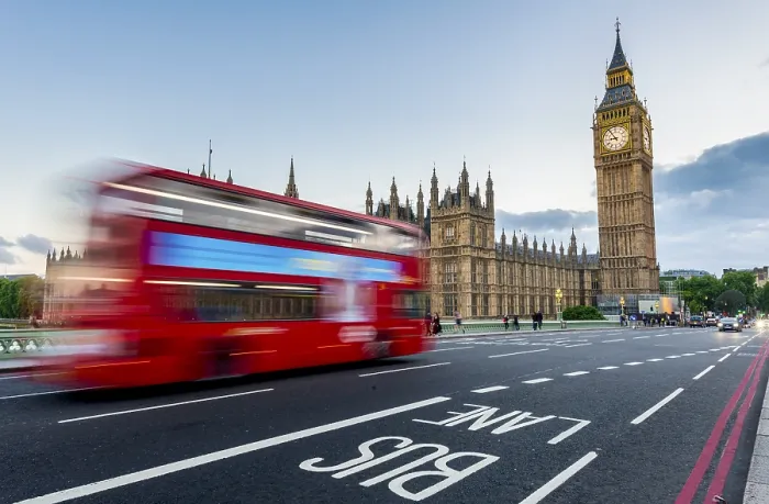 Framed Print : Red double-decker bus on the Westminster Bridge Framed Print : Red double-decker bus on the Westminster Bridge