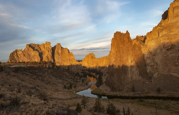 Framed Print : Red rock walls at sunrise, course of the Crooked River
