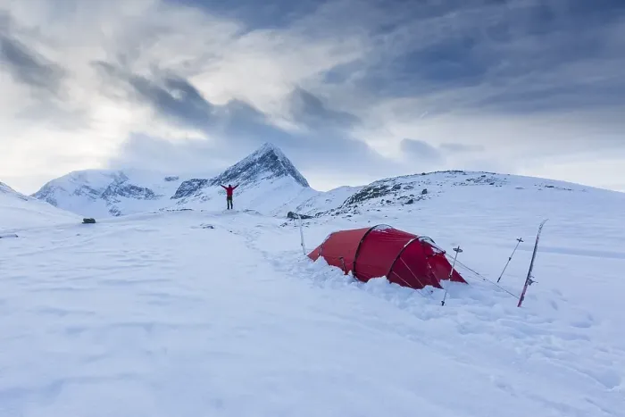 Framed Print : Red tent in the snow, on the long-distance hiking trail Kungsleden
