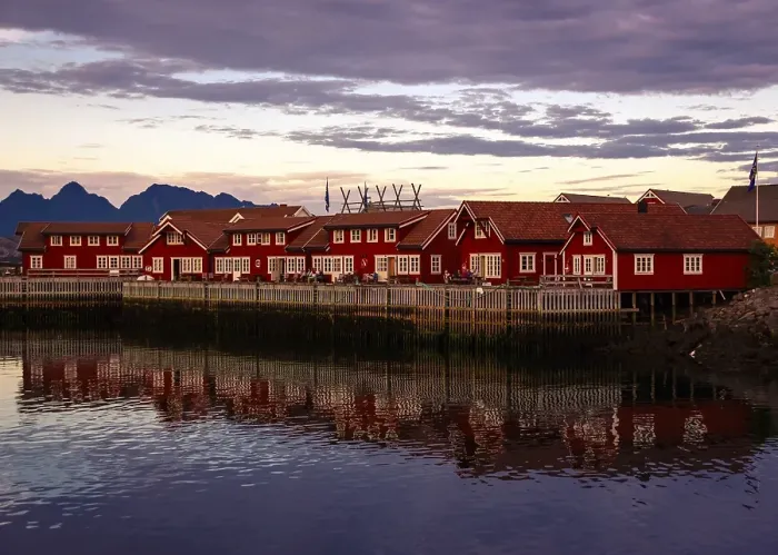Framed Print : Red timber houses, Svolvaer, Lofoten, Norwegen Framed Print : Red timber houses, Svolvaer, Lofoten, Norwegen