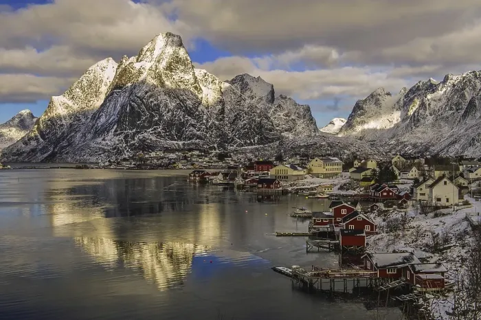 Framed Print : Reine, Reine Fjord, Lilandstinden mountain at the back