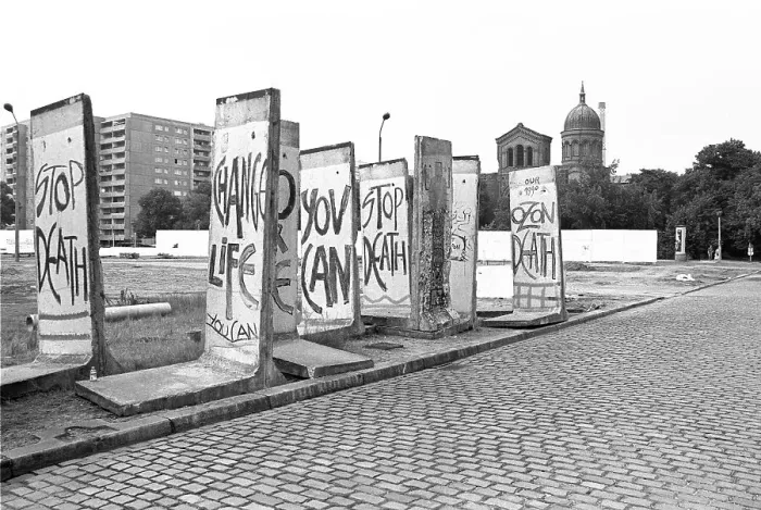 Framed Print : Remains of the Berlin Wall, 1990 Framed Print : Remains of the Berlin Wall, 1990