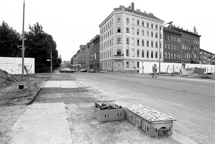 Framed Print : Remains of the Berlin Wall at the Adalbertstrasse road in Kreuzberg