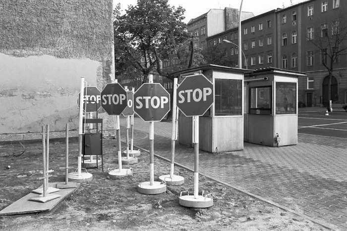 Framed Print : Remains of the Berlin Wall, former border crossing at Brunnenstrasse road in Mitte Framed Print : Remains of the Berlin Wall, former border crossing at Brunnenstrasse road in Mitte