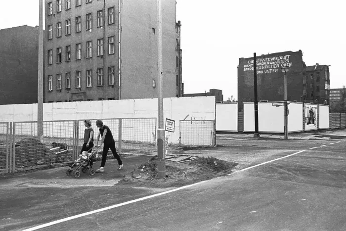 Framed Print : Remains of the Berlin Wall at the Kopenickerstrasse road corner Engeldamm