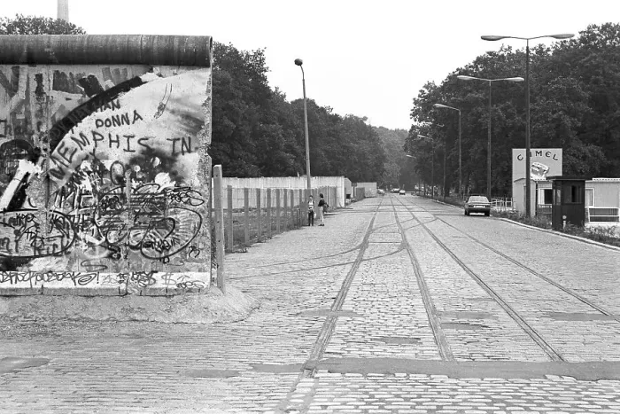 Framed Print : Remains of the Berlin Wall on Puschkinallee road between Kreuzberg and Treptow