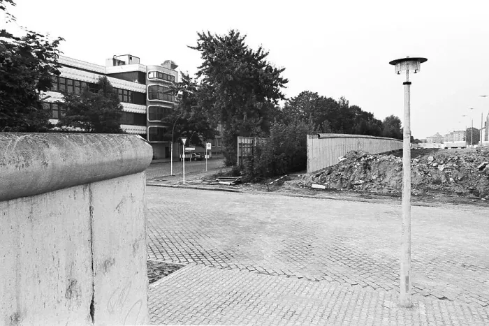 Framed Print : Remains of the Berlin Wall at Strelitzer Strasse road Framed Print : Remains of the Berlin Wall at Strelitzer Strasse road