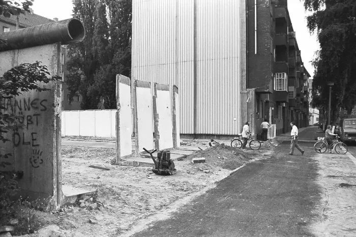 Framed Print : Remains of the Berlin Wall, strip of the Berlin Wall Heidelberger Strasse road between Neukoelln and Treptow Framed Print : Remains of the Berlin Wall, strip of the Berlin Wall Heidelberger Strasse road between Neukoelln and Treptow