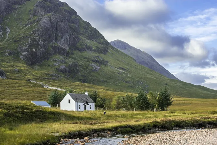 Framed Print : The remote Lagangarbh Hut along River Coupall in front of Buachaille Etive Mor in Glen Coe