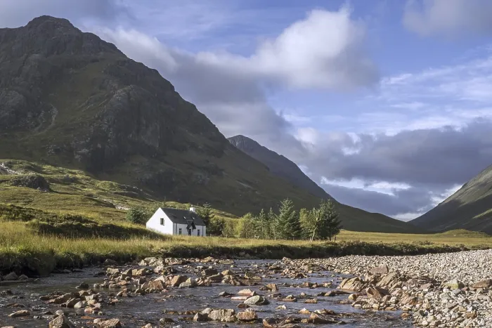 Framed Print : The remote Lagangarbh Hut along River Coupall in front of Buachaille Etive Mor in Glen Coe Framed Print : The remote Lagangarbh Hut along River Coupall in front of Buachaille Etive Mor in Glen Coe