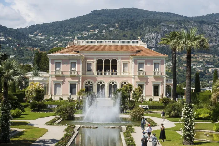 Framed Print : Renaissance-style villa and park Framed Print : Renaissance-style villa and park