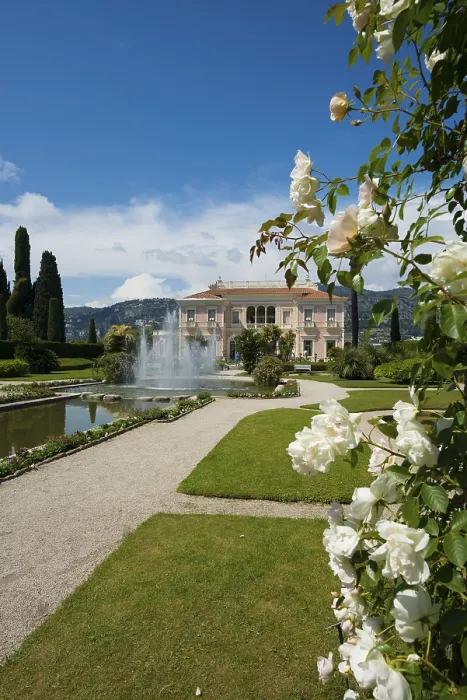 Framed Print : Renaissance-style villa and park