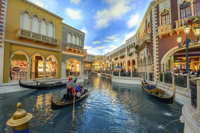 Framed Print : Replica Venice, Venetian gondolas with tourists on the canal