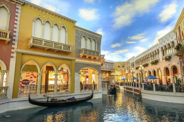 Framed Print : Replica Venice, Venetian gondolas with tourists on the canal