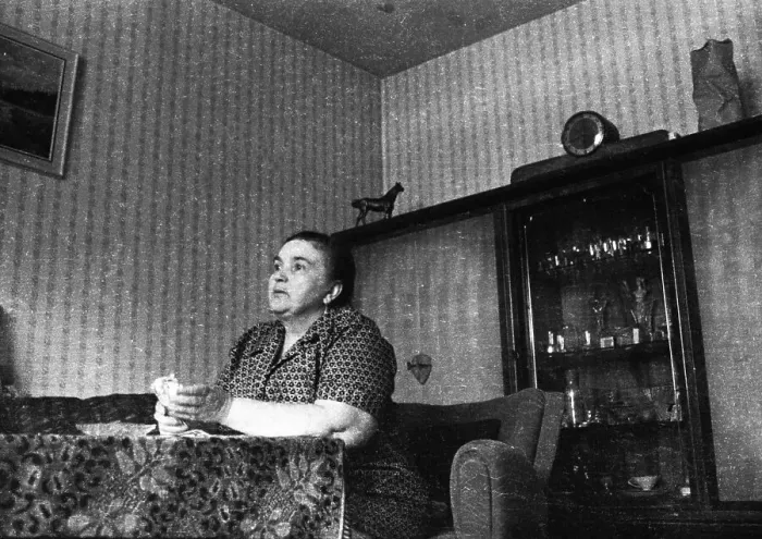 Framed Print : The residents of this old housing estate in a district of Bottrop complain Framed Print : The residents of this old housing estate in a district of Bottrop complain