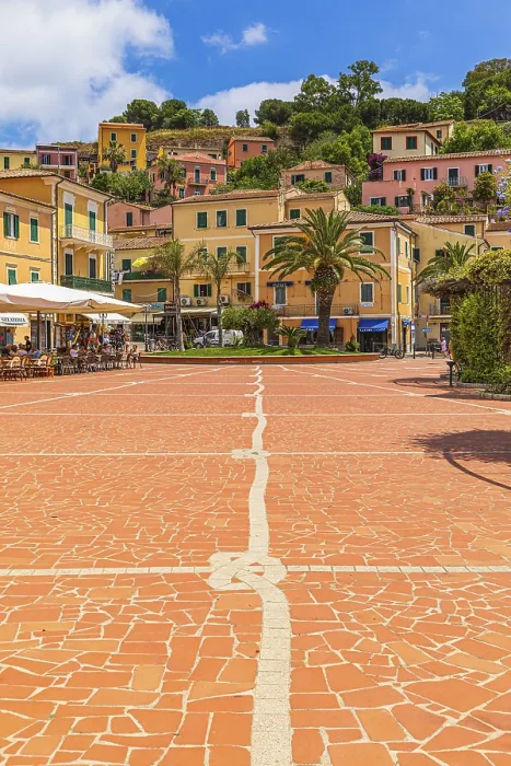 Framed Print : Restaurants and pavement cafes in Piazza Giacomo Matteotti