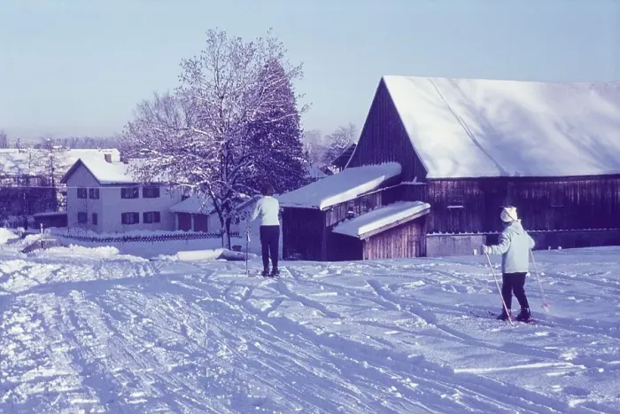 Framed Print : Returning home from skiing at the Galgenleiten