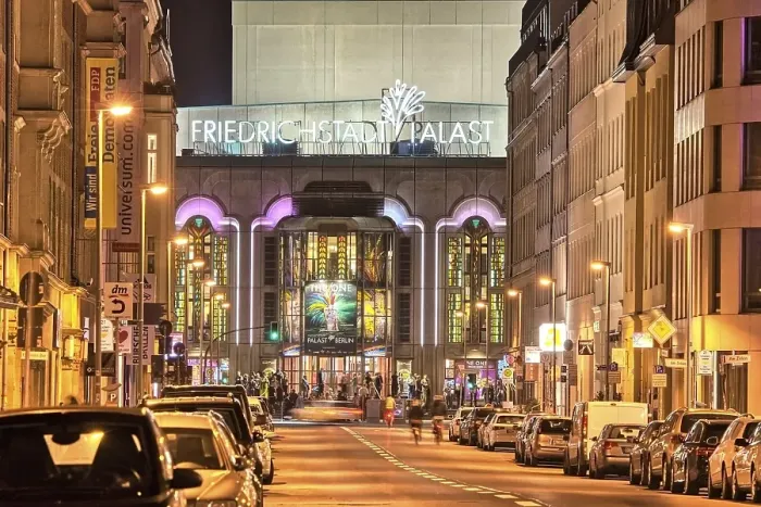 Framed Print : Revuetheater Friedrichstadt-Palast bei Nacht
