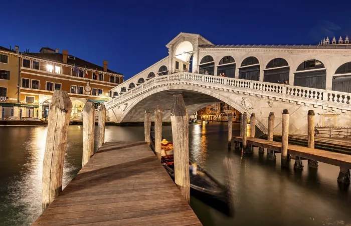 Framed Print : Rialto Bridge and gondolas on the Grand Canal