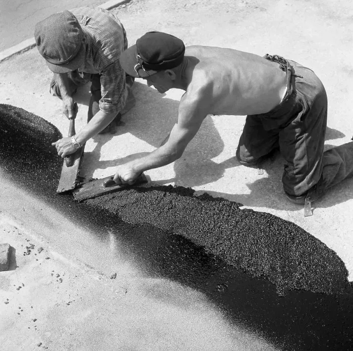 Framed Print : Road workers tar a road, ca. 1945 to 1955 Framed Print : Road workers tar a road, ca. 1945 to 1955