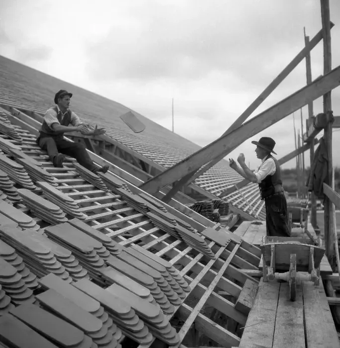 Framed Print : Two roofers throw themselves on a house tile to around 1950 Framed Print : Two roofers throw themselves on a house tile to around 1950
