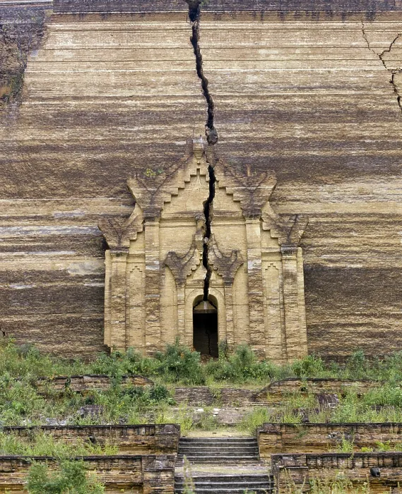 Framed Print : Ruins of the unfinished Mingun Pagoda with a large crack Framed Print : Ruins of the unfinished Mingun Pagoda with a large crack