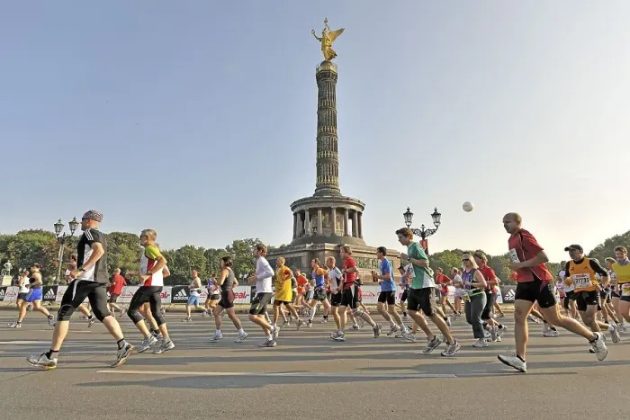 Framed Print : Runners of the Berlin Marathon 2009 at the Grosser Stern roundabout