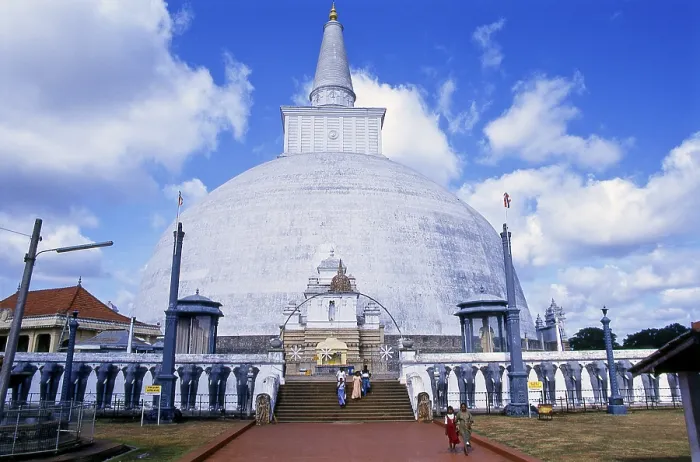 Framed Print : Ruvanvelisaya Dagoba was built by King Dutugemunu (r)