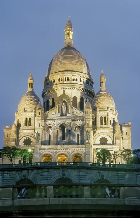 Framed Print : Sacre-Cœur Basilica on Montmartre at dusk