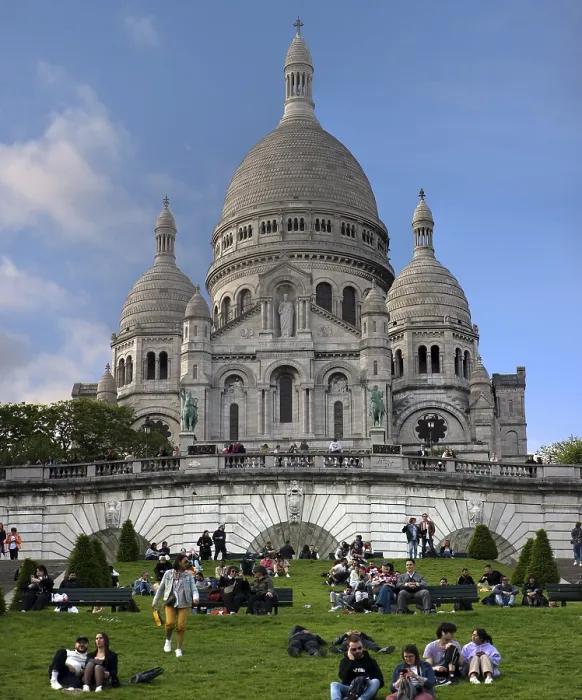 Framed Print : Sacre Coeur de Montmartre, in front tourists in a meadow Framed Print : Sacre Coeur de Montmartre, in front tourists in a meadow