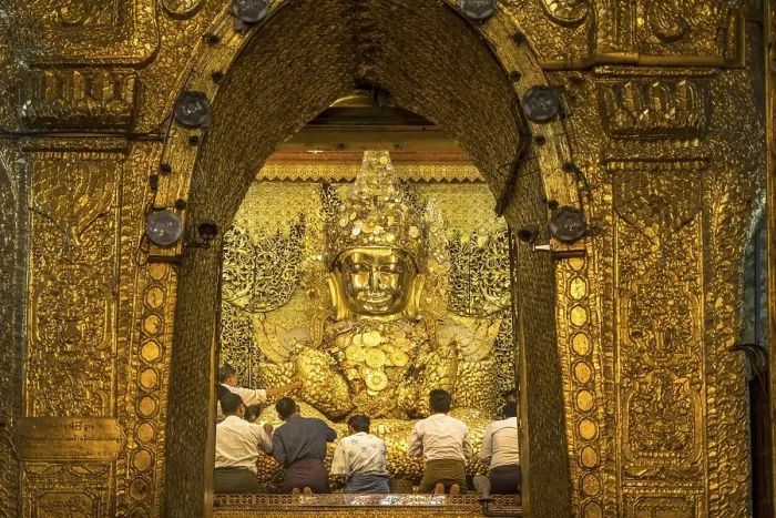 Framed Print : Saint golden Buddha in Mahamuni Pagoda