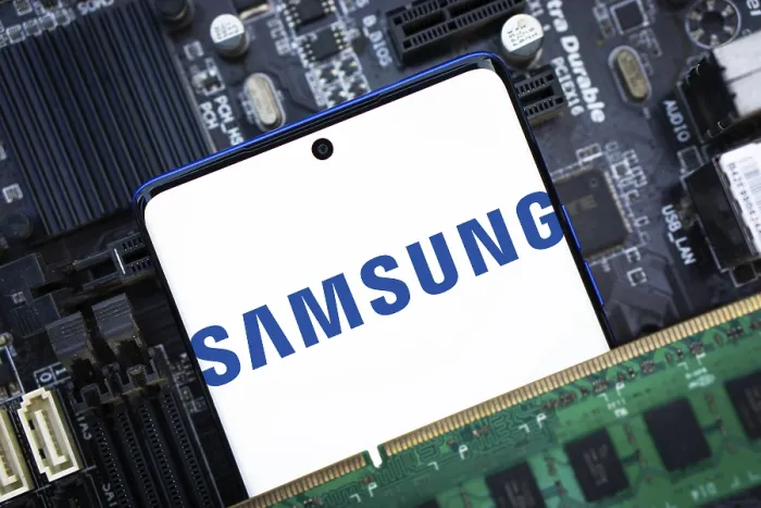 Framed Print : SAMSUNG logo, brand on the smartphone screen