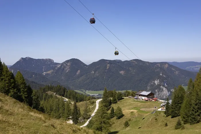 Framed Print : Sankt Gilgen am Wolfgangsee, Sausteigalm with Zwoelferhorn cable car