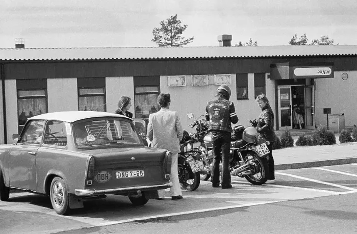 Framed Print : Scene in the car park of the Stolpe motorway service station on the A24 Hamburg-Berlin