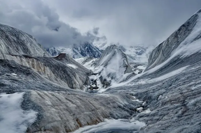 Framed Print : Scenic view of Engilchek glacier in Tian Shan mountain range in Kyrgyzstan