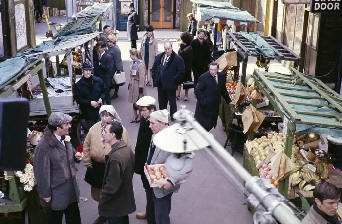 Framed Print : Schauspieler, die in einer ITV-Aussenproduktion auf einem Strassenmarkt oder in einer Kulisse auftreten, England, Vereinigtes Koenigreich 1960er Jahre, vermutlich Market on Honey Lane, Serie 1967-69 in Soho, London, Boom-Mikrofon im Vordergrund Framed Print : Schauspieler, die in einer ITV-Aussenproduktion auf einem Strassenmarkt oder in einer Kulisse auftreten, England, Vereinigtes Koenigreich 1960er Jahre, vermutlich Market on Honey Lane, Serie 1967-69 in Soho, London, Boom-Mikrofon im Vordergrund
